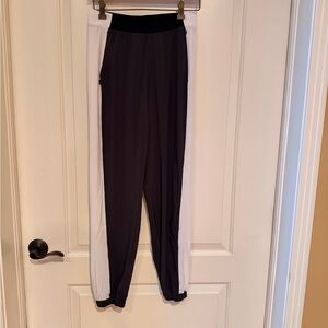 Lululemon Adapted State HR Jogger color dark gray and while NWOT Size 6